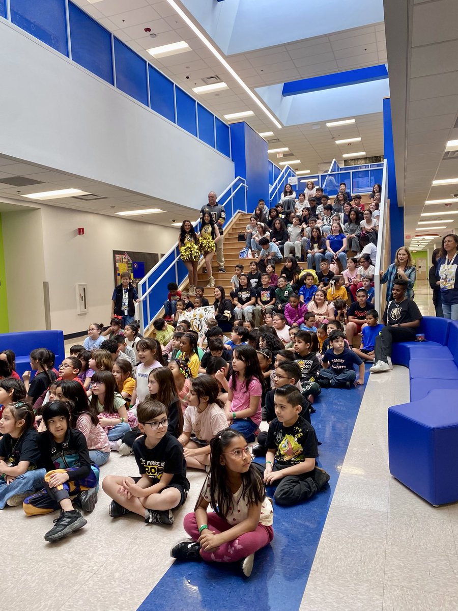 LosVGK's tweet photo. CELEBRANDO LA SEMANA DE LECTURA EN NEVADA CON NUESTRA VOZ OFICIAL EN ESPAÑOL 📚😁🎙️🌠

@GoldenKnights @VGKFoundation @CCSDEngage @nhlespanol | #VegasBorn #FuerzaKnight https://t.co/2rnLDuRVgY