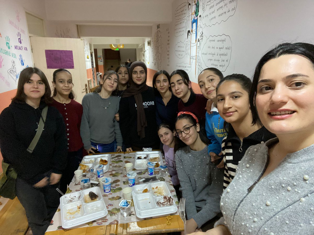 KurtalanSumer's tweet photo. MİNİK KALPLERDEN , BÜYÜK SOFRALARA...
Ramazan’ın bereketini ve kardeşliğini okul koridorlarımızda paylaşıyoruz.
Öğrencilerimizle birlikte kurduğumuz iftar soframızda; paylaşmanın, birlik olmanın ve dayanışmanın en güzel örneğini yaşıyoruz.
@ceylan_i @faypol56 @KurtalanMem https://t.co/v9dScNNosY