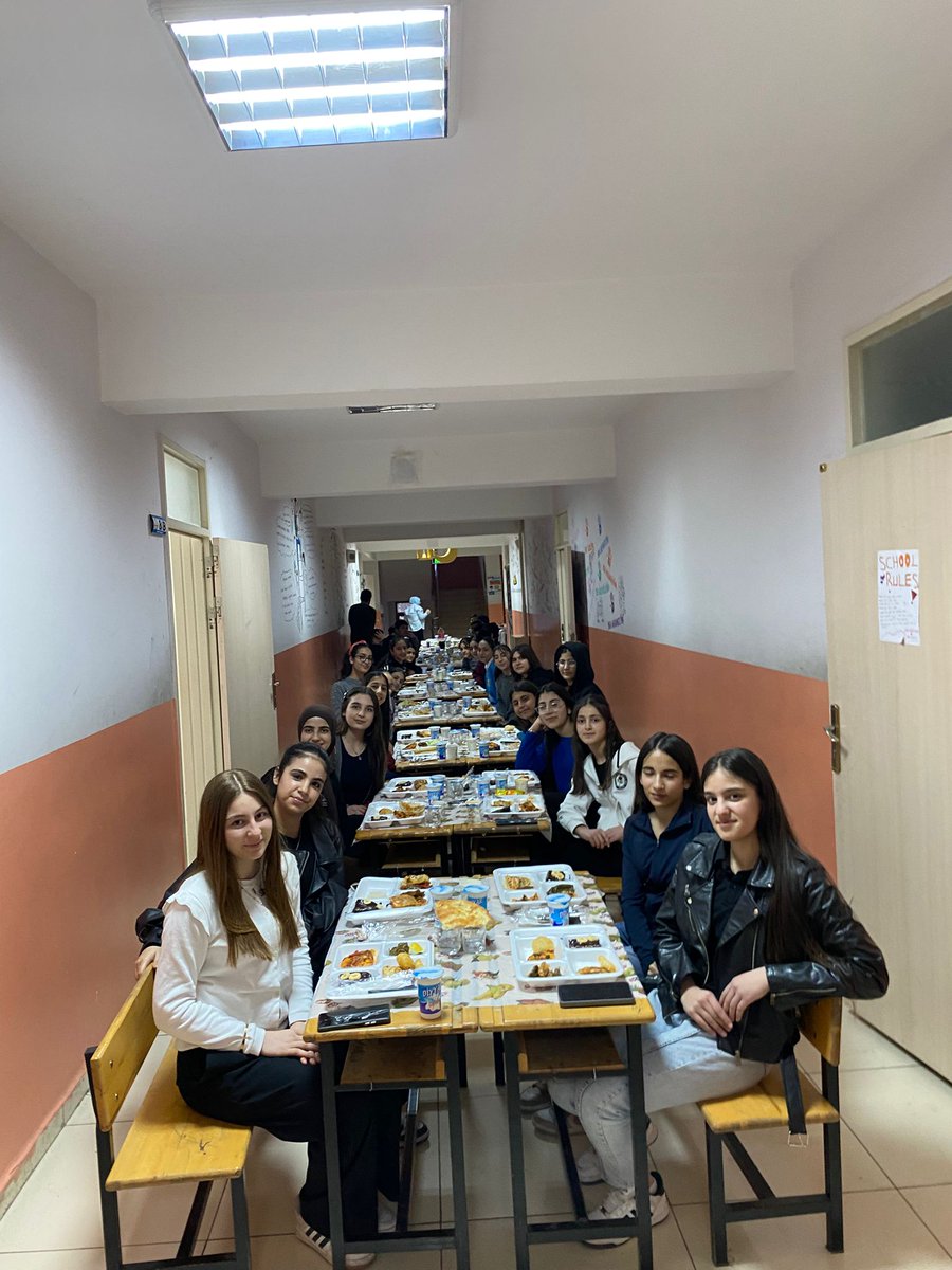 KurtalanSumer's tweet photo. MİNİK KALPLERDEN , BÜYÜK SOFRALARA...
Ramazan’ın bereketini ve kardeşliğini okul koridorlarımızda paylaşıyoruz.
Öğrencilerimizle birlikte kurduğumuz iftar soframızda; paylaşmanın, birlik olmanın ve dayanışmanın en güzel örneğini yaşıyoruz.
@ceylan_i @faypol56 @KurtalanMem https://t.co/v9dScNNosY