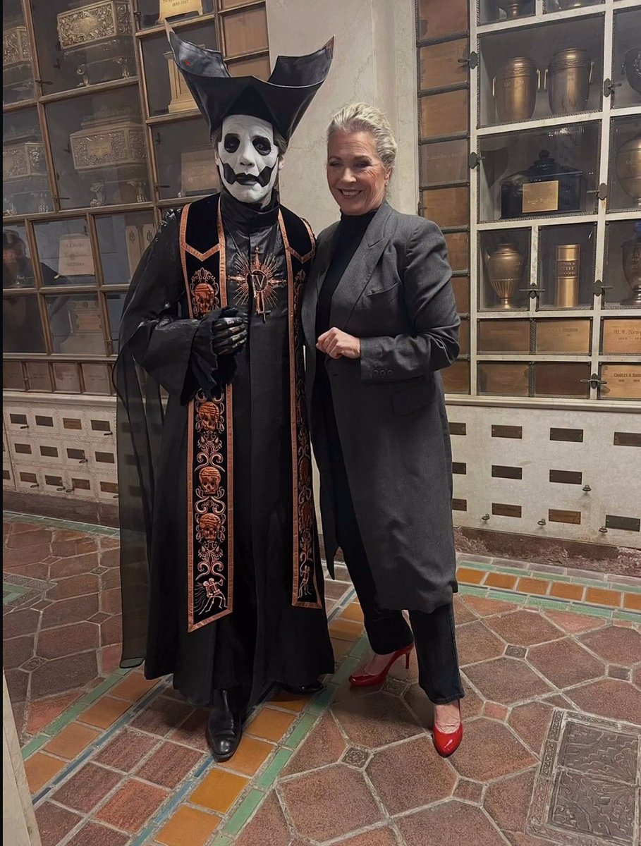 PapaCrave's tweet photo. Sister Imperator actress Maralyn Facey wishes Tobias Forge a happy birthday in new Instagram post:

“As I recall, we took these photos the day before your birthday — HAPPY BIRTHDAY, DEAR TOBIAS! 🎂”

🥹💜 https://t.co/bIE54NT3A7