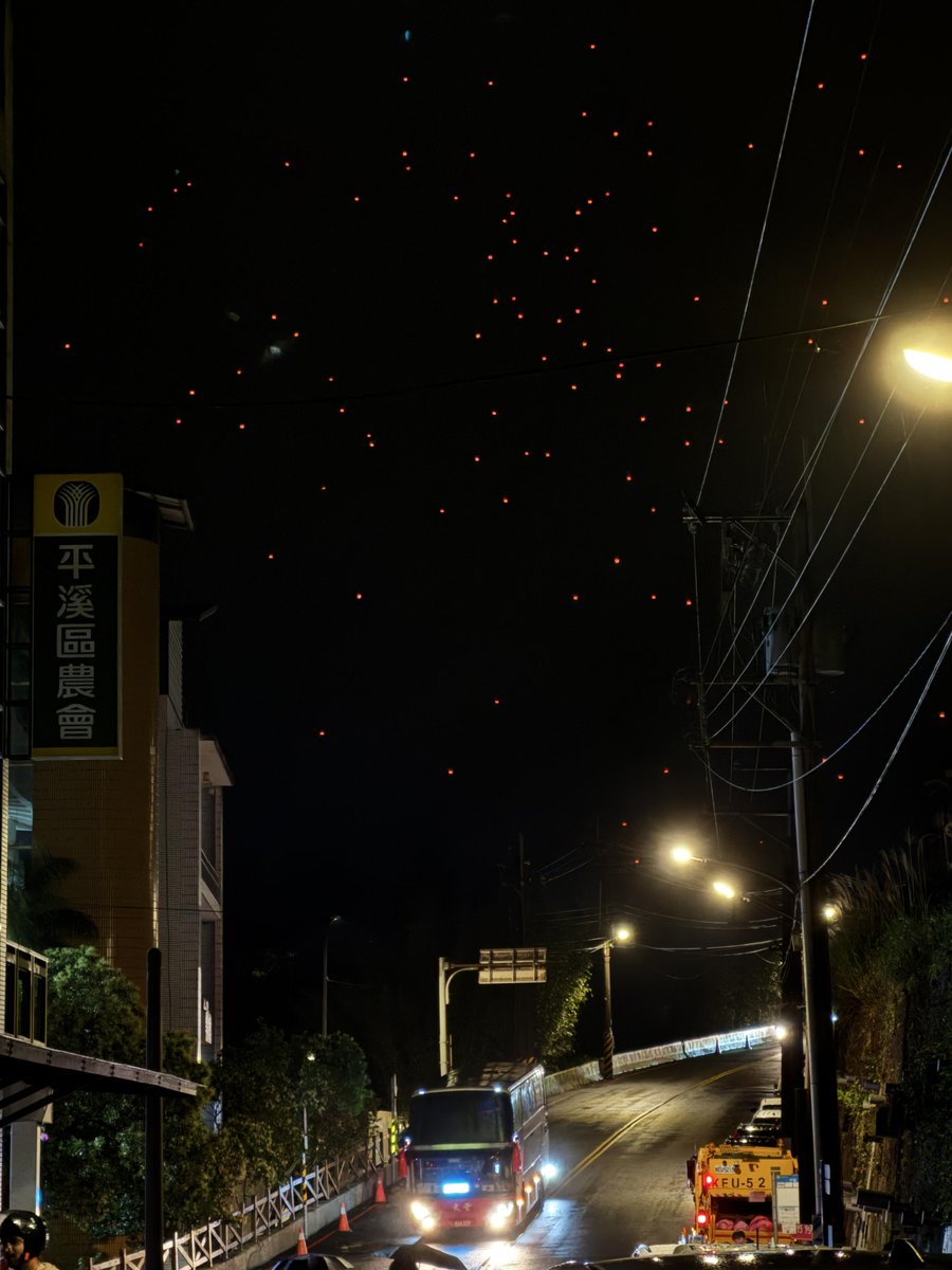 Alannbnes's tweet photo. にぎやかな声とともに響く祝福🎉🏮
平溪の夜空は光でいっぱいです✨
どうか万事如意の一年になりますように🌸💫 https://t.co/3nxKdSbiHw