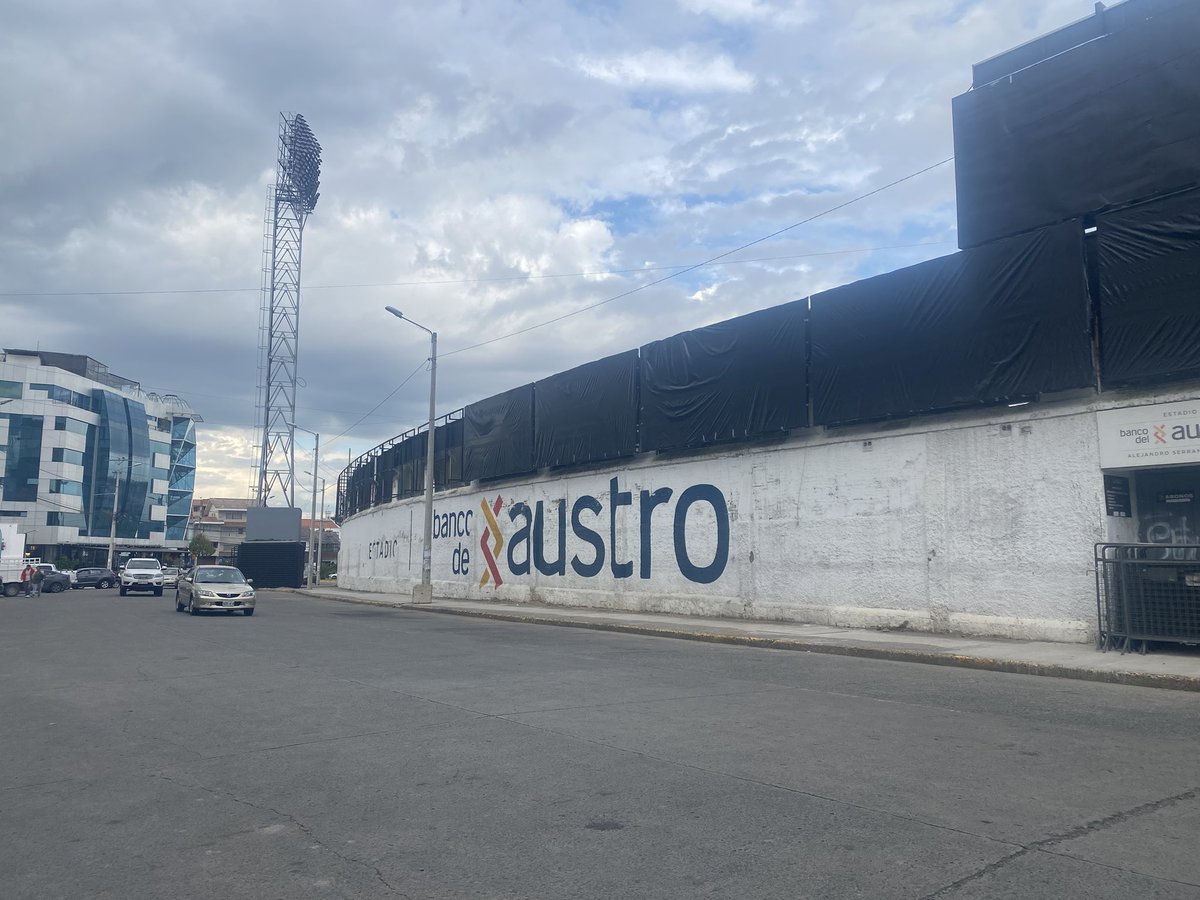 Los torneos Conmebol tienen exigencias particulares. Las vallas publicitarias externas del estadio Alejandro Serrano Aguilar están cubiertas.

Este miércoles #DCuenca recibe a Libertad por la Copa Sudamericana, un torneo internacional luego de 8 años en Cuenca.