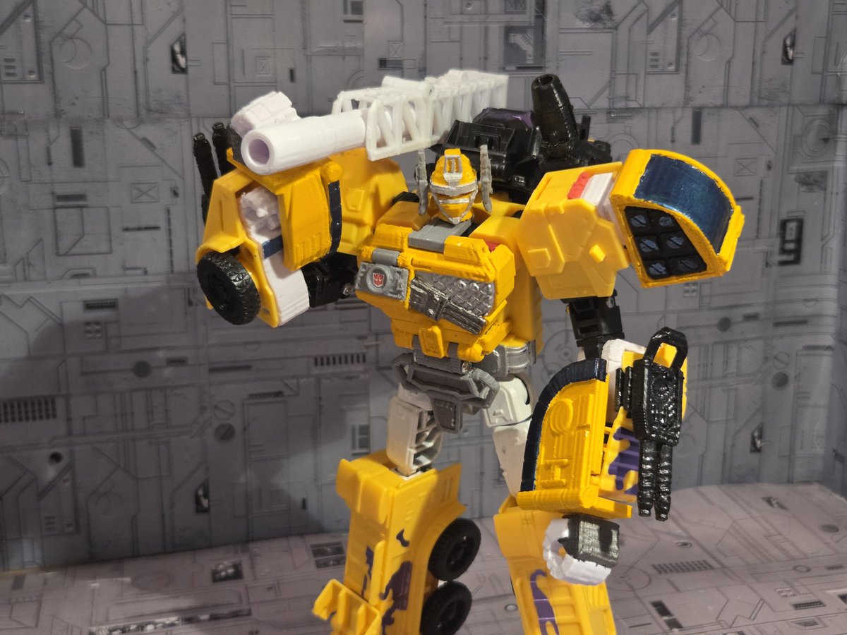 Custom Transformers:
Made a new  version of Yellow Splendid Convoy and I'd say this new one turned out pretty good. 

No Omega Prime torso mode anymore, but base and super modes fully functional and with a fire truck with a ladder repurposed as a railgun.

Kit by <a href="/MavDoodles/">Mav</a>