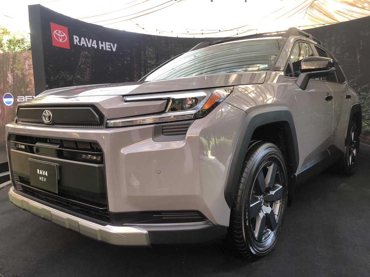 NacionTransporT's tweet photo. Llega a #México la nueva generación de #RAV4, ahora #híbrida #eléctrica (#HEV) en todas sus #versiones @ToyotaMex #autos #nacióntransporte https://t.co/CAnRrIVST9