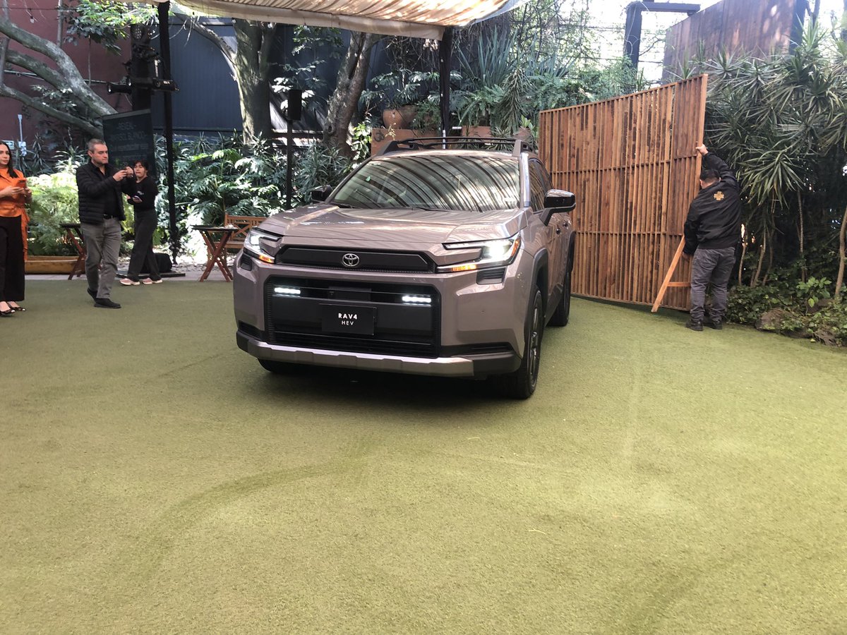 NacionTransporT's tweet photo. Llega a #México la nueva generación de #RAV4, ahora #híbrida #eléctrica (#HEV) en todas sus #versiones @ToyotaMex #autos #nacióntransporte https://t.co/CAnRrIVST9