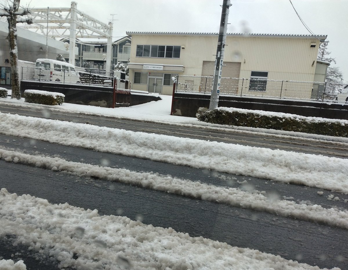 uupanda2's tweet photo. 大きな道路は走りやすかったけれど、私道に入ると軽自動車にはキツイ。
雪かきもこの15cmはかなり重くてこちらもキツイ。ふぅー
#空ネット
#郡山 https://t.co/pCoOg6TM9a