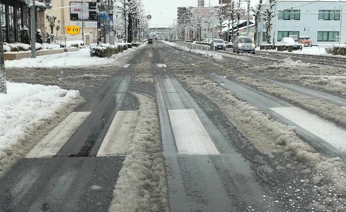 uupanda2's tweet photo. 大きな道路は走りやすかったけれど、私道に入ると軽自動車にはキツイ。
雪かきもこの15cmはかなり重くてこちらもキツイ。ふぅー
#空ネット
#郡山 https://t.co/pCoOg6TM9a