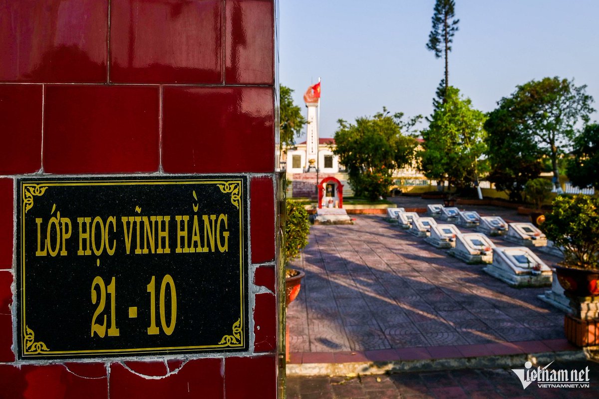 DzLe77's tweet photo. Thai Binh, VietNam: This place was a classroom before US bombers hit it on Oct. 21, 1966
30 grade 7 students and their pregnant teacher have been killed.
The classroom then called as "Eternity classroom" https://t.co/rcnBIMc0ft