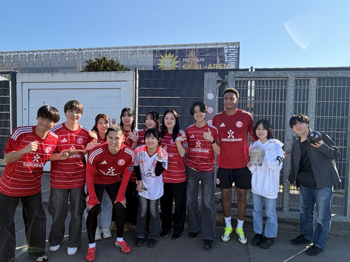 F95_jp's tweet photo. 【フォルトゥナ✖️中央大学】
学生の皆さんは研修の間の休憩時間にはチームの練習を見学👀
選手たちと触れ合いも✍🏻🤳
#フォルトゥナ | 🔴⚪️ | #GSBC https://t.co/TbDYvEKU6R