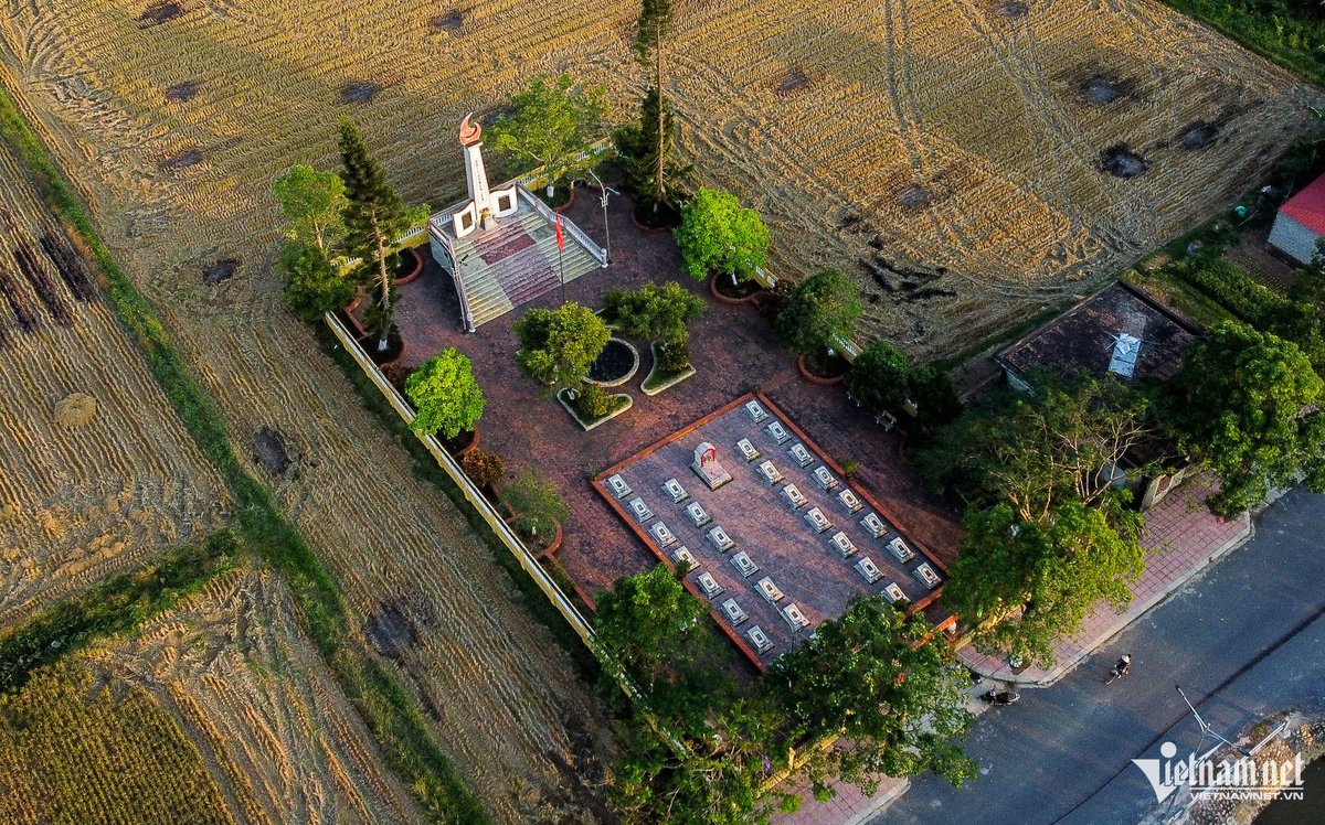 DzLe77's tweet photo. Thai Binh, VietNam: This place was a classroom before US bombers hit it on Oct. 21, 1966
30 grade 7 students and their pregnant teacher have been killed.
The classroom then called as "Eternity classroom" https://t.co/rcnBIMc0ft
