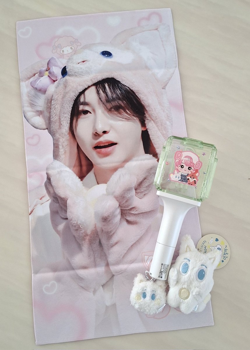 justllleaf's tweet photo. hampir membeli yang pink, tapi pas scroll galeri ternyata dah punya😭mw beli slogan yg mana yah🤔 https://t.co/wKnK5RnupT