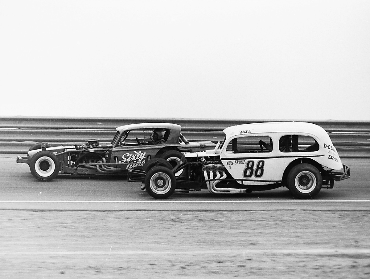 DaveTaylor96268's tweet photo. Good B&W photo of Mike Loescher #88 and
Jean-Guy Chartrand #sixty-nine on the 3/4mile track @ Pocono. https://t.co/4fShJEMO2o