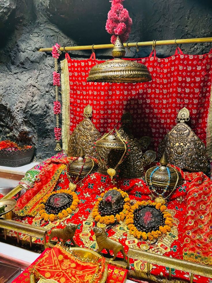 In the world looking simple but Supreme Power
Jay man Vaishno Devi