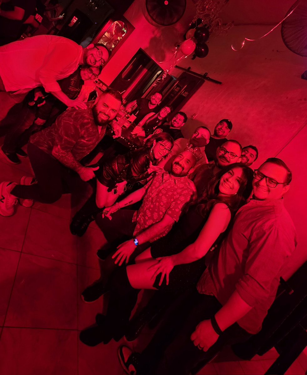 Una celebración más con grandes amigos, gracias @ottoanibalpalma por abrir la puertas de tu casa @clandestinos_guate y tus detalles para una noche muy alegre, un abrazo especial a cada un@ por llegar #happybirthday #friends ##guatemala 💯🙏📸🤩😘