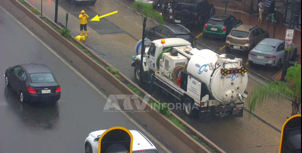#ATVInforma |  Se visualiza  a personal de <a href="/AmaguaCEM/">Amagua CEM</a> que realiza labores de limpieza con el hidrocleaner en el corredor principal de Entre Ríos, debido a la acumulación de agua  ocasionada por las fuertes lluvias.

⚠️ Se recomienda circular con precaución.