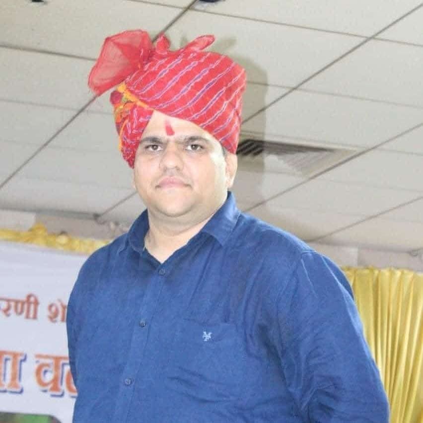 rajeshkrawat's tweet photo. राजस्थान क्षत्रिय राजपूत समाज सूरत के पूर्व अध्यक्ष एवं राजस्थान युवा संघ के अध्यक्ष विक्रम सिंह शेखावत का हृदय गति रुकने से असामयिक निधन अत्यंत हृदयविदारक एवं दुखदायी है।

उनका समाज के प्रति अपार योगदान एवं नेतृत्व अपूरणीय क्षति है।

परम पिता परमेश्वर उनकी दिव्य आत्मा को अपने श्री चरणों में स्थान प्रदान करें। शोकाकुल परिजनों को इस विषम आघात को सहन करने की अटल शक्ति प्रदान करें। ॐ ���ांति 🙏