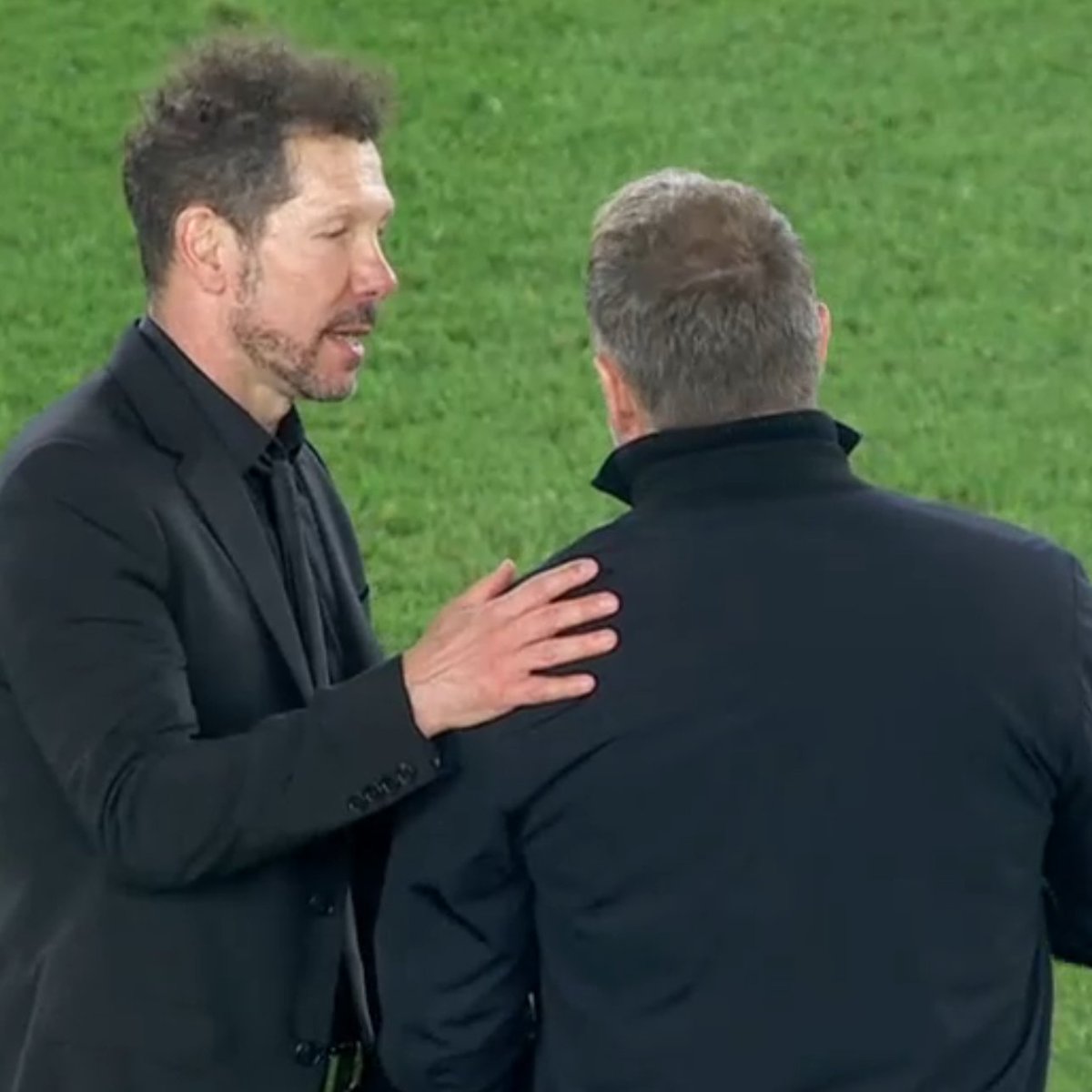Diego Simeone consoling Raphinha and Hansi Flick at full-time following a hard fought game from them.

Nothing but class and respect. 🤝❤️