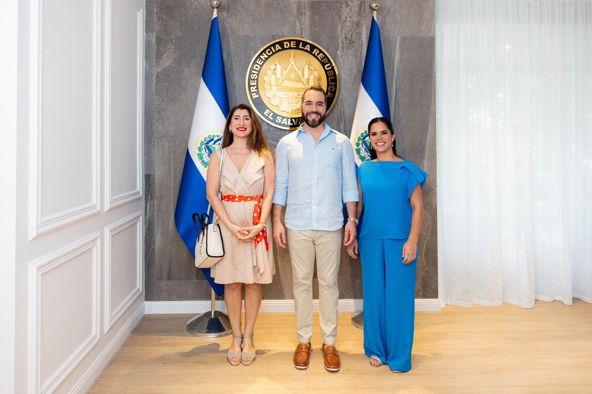 TC_SanSalvador's tweet photo. Büyükelçi Gül Büyükerşen, El Salvador Devlet Başkanı Sayın Nayib Bukele ve Refikaları Gabriela de Bukele tarafından El Salvador'da mukim misyon şefleri için düzenlenen yeni yıl resepsiyonuna katılmıştır.
@TC_Disisleri 
@nayibbukele 
@SecPrensaSV https://t.co/aZ9YMh7qhs