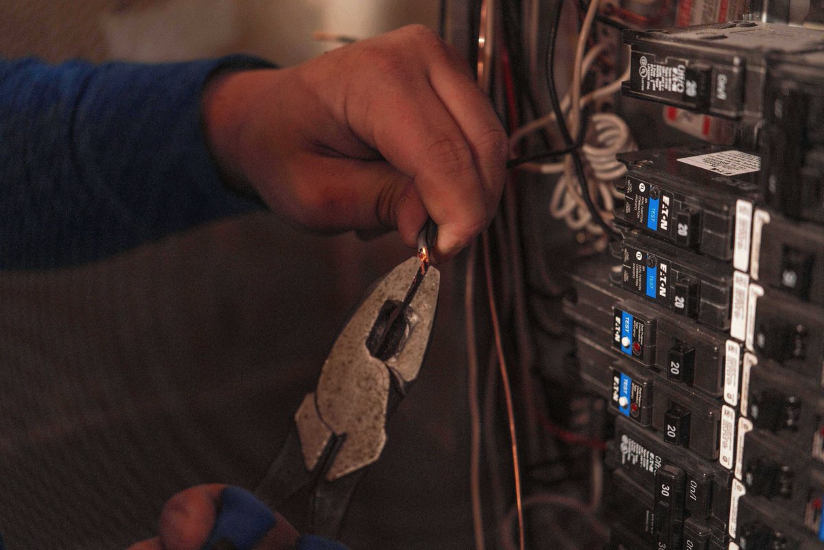 PM_Services_'s tweet image. ⚡ Electrical work done right.

From new lighting and wiring to panel upgrades and EV chargers, our electrical team delivers safe, reliable, Five-Star Service every time.

📞 612-361-4245
🌐 CallProMech.com

#CallProMech #FiveStarService #MinnesotaElectrician