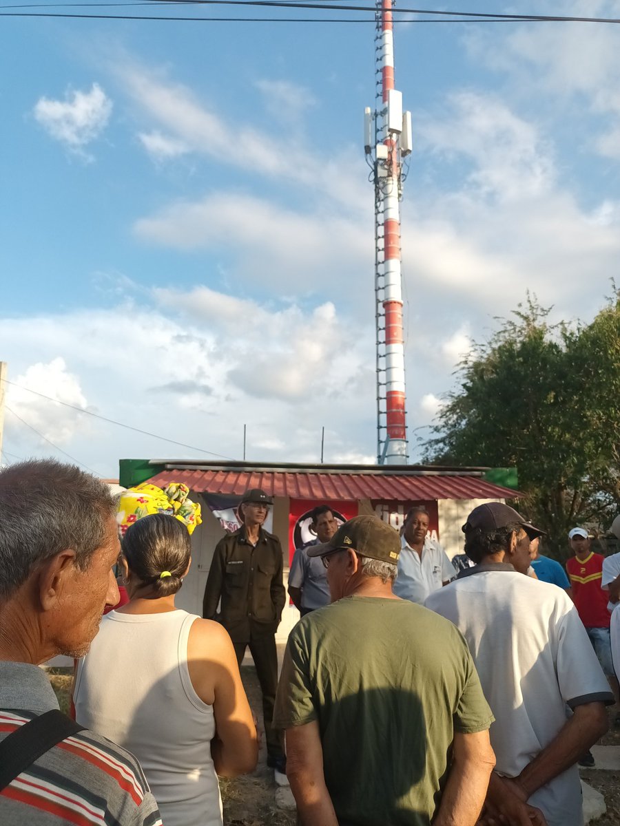 ETECSAGranma's tweet image. En reparto Siboney de #Bayamo junto a los vecinos, representante del Minint, delegada, dirigentes de #Etecsa en barrio debate. Analizando hechos de dañan las telecomunicaciones "Un bien que debemos proteger" porque es de todos. #PorElCuidadoDeLasTelecomunicaciones