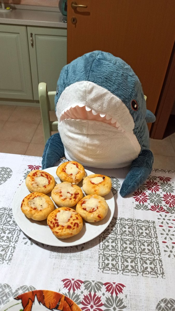 Today we have the perfect snack: mini pizzas!
Brioches, human, hurry up!
Or I’ll eat them all myself!

#IKEAのサメ #ikeashark #stuffedtoy #blåhaj #brioches #italy #peluches #stuffedanimals #blahaj #homesweethome #lasagna #pizza #food #eat #minipizzas #snack