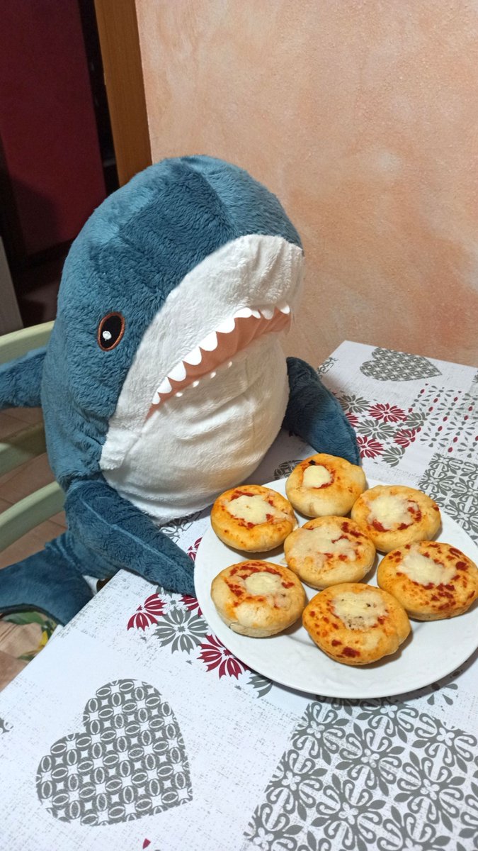 GiraffaV's tweet image. Today we have the perfect snack: mini pizzas!
Brioches, human, hurry up!
Or I’ll eat them all myself!

#IKEAのサメ #ikeashark #stuffedtoy #blåhaj #brioches #italy #peluches #stuffedanimals #blahaj #homesweethome #lasagna #pizza #food #eat #minipizzas #snack
