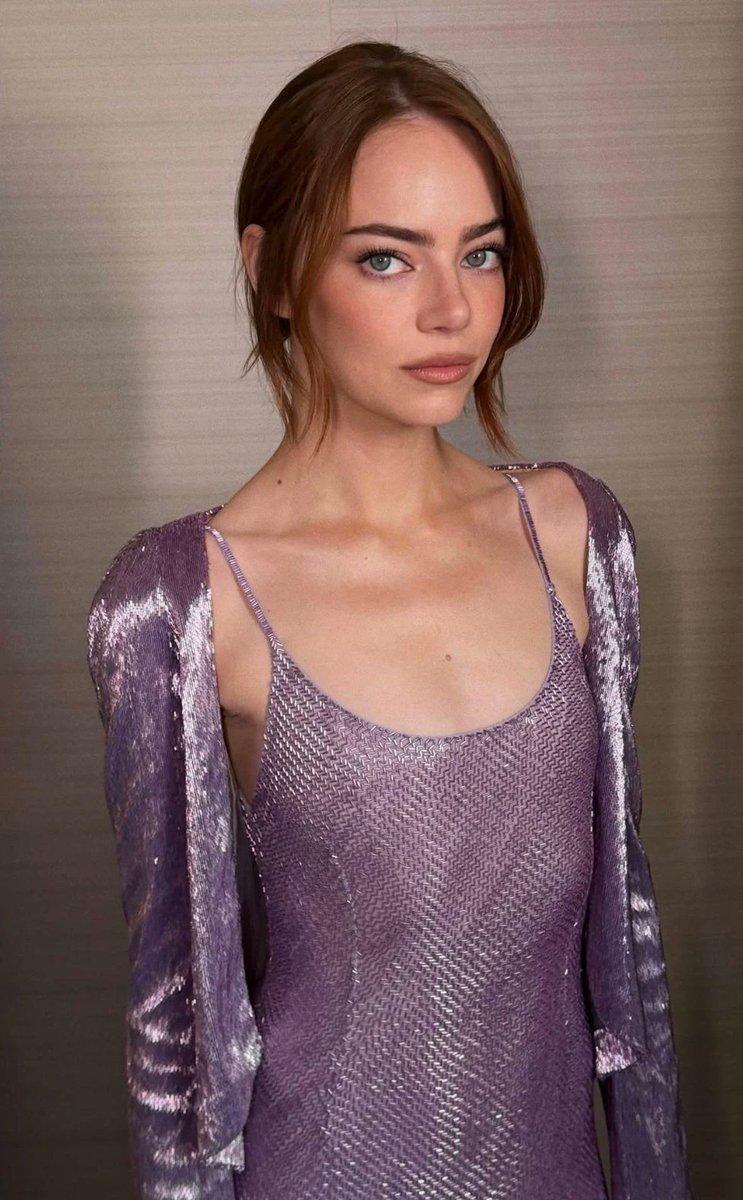 _Yowsa_'s tweet image. Emma Stone in purple 🔥💜🔥 #EmmaStone