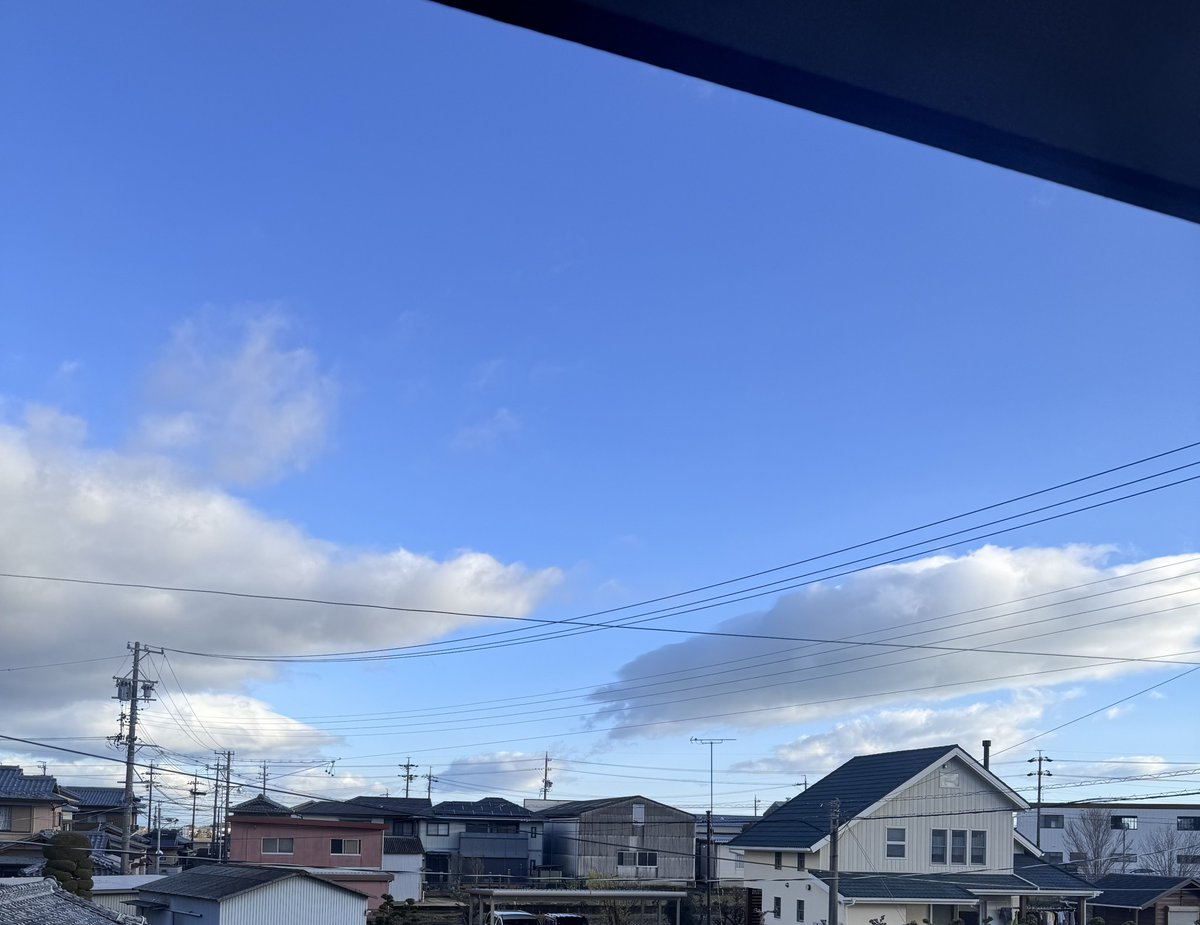 おはようございます😃
風の音が聞こえる🌪️
体調も戻りましたが…
ヒンヤリ寒さも戻ってる🤣

 #ポミー