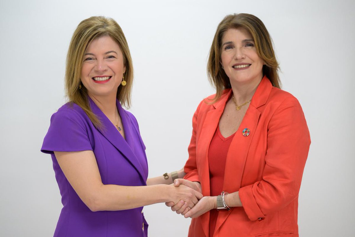 Paula Narváez, Directora Regional del UNFPA y Bibiana Aido, Directora Regional de <a href="/ONUMujeres/">ONU Mujeres</a> en América Latina y el Caribe estrechan el trabajo a favor de las mujeres de la región y dan continuidad a la sólida alianza entre ambas agencias. 🤝🇺🇳