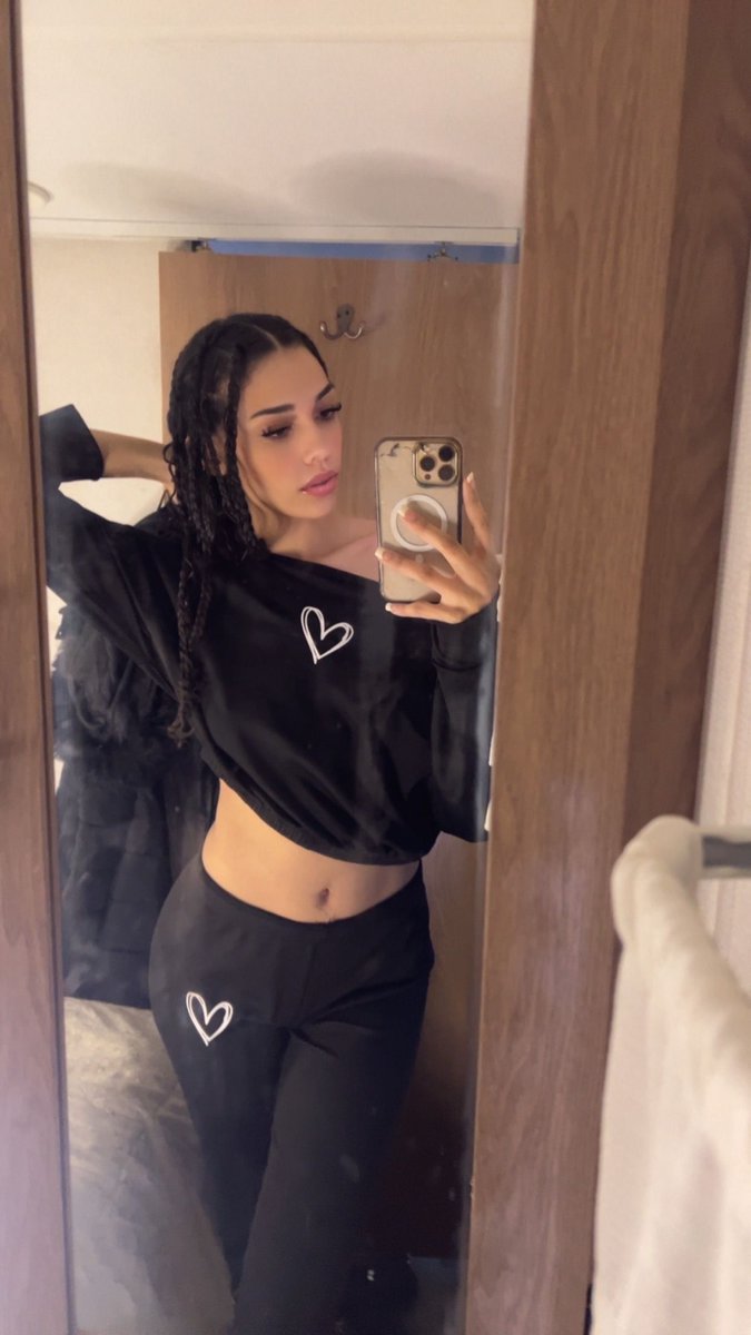 Longlegoddess's tweet photo. 🖤💎 https://t.co/mBBQUHgxuW
