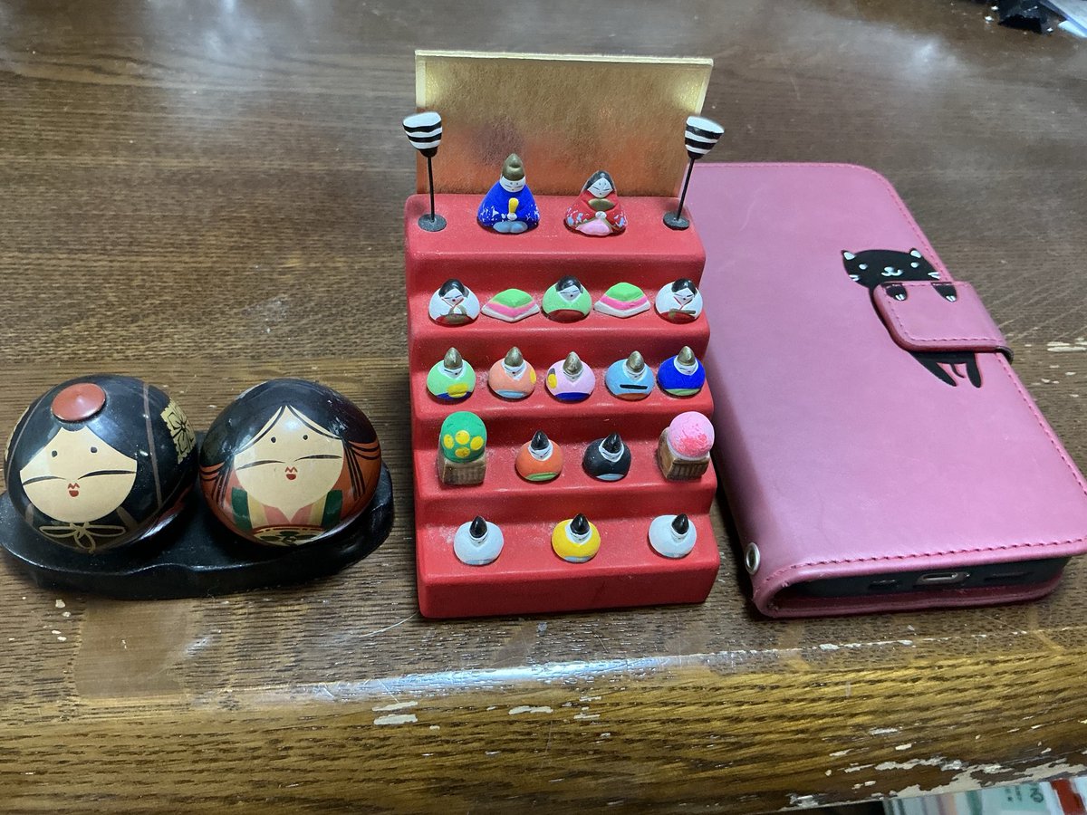 昨日は3月3日。小さな小さなお雛様を飾りました。本当に小さいです