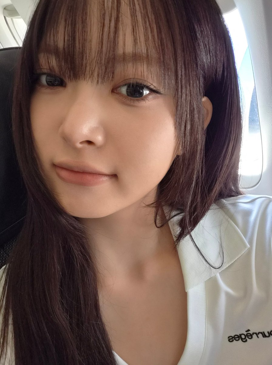 Eunchae weverse dm update 🇫🇷

Eunchae is the first member of LE SSERAFIM to visit France, bjr eunchae 

:fearnot  
:I arrived in Paris safely  
:Now I’m lying in bed  
:It’s 11:24 p.m. here  
:The hotel view is so pretty  
:And the weather is nice and cool  
:I’m kinda sad the