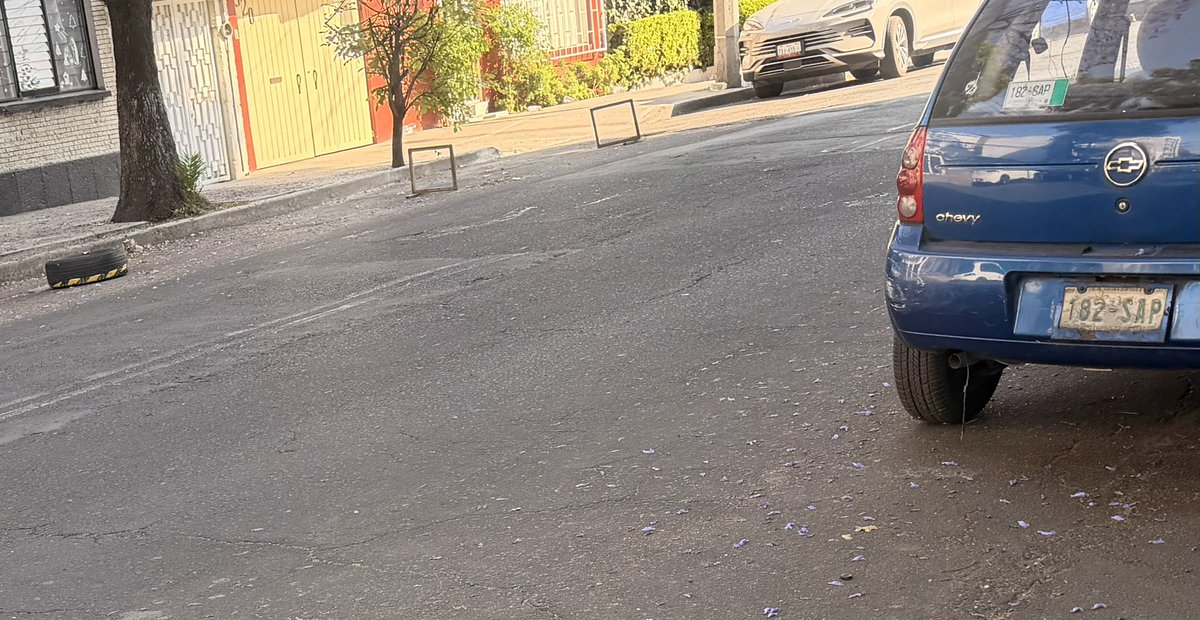 ardianga's tweet photo. Vecinos apartando lugar en la calle con objetos e impidiendo que alguien más se estaciones en calle Peten #518 col. Vertiz-Narvarte @UCS_GCDMX @OVIALCDMX @AccionesBJ https://t.co/SJq2snGCgS