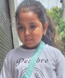 Kiara Belén Sofía Calisaya tiene 5 años, desapareció el 3/3/26 en el barrio San Pedrito, San Salvador de Jujuy. Estatura 1,10. Vestía remera blanca, pantalón deportivo azul, zapatillas y mochila rosada con dibujo de unicornio. Avisar #Urgente al☎️388-6828607, o 911

#Jujuy