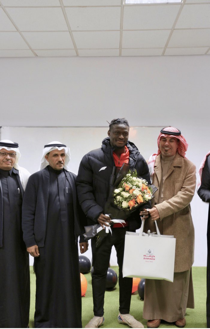 ArarclubFC's tweet photo. 📸 لحظات فخر عشناها مع نجمنا الكونغولي إيمانا بعد دخوله الإسلام واختياره اسم “محمد” 🤍 نسأل الله له الثبات والطمأنينة والسكينة .

ونُشرك في أجرها جميع الداعمين ومحبي النادي وجماهيرنا الوفية؛ تقديرًا لدعمهم ومساندتهم الدائمة لنا .

#نادي_عرعر 🦅 https://t.co/55WDV0qoS2