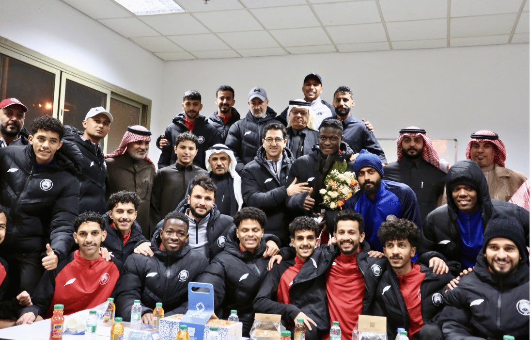 ArarclubFC's tweet photo. 📸 لحظات فخر عشناها مع نجمنا الكونغولي إيمانا بعد دخوله الإسلام واختياره اسم “محمد” 🤍 نسأل الله له الثبات والطمأنينة والسكينة .

ونُشرك في أجرها جميع الداعمين ومحبي النادي وجماهيرنا الوفية؛ تقديرًا لدعمهم ومساندتهم الدائمة لنا .

#نادي_عرعر 🦅 https://t.co/55WDV0qoS2