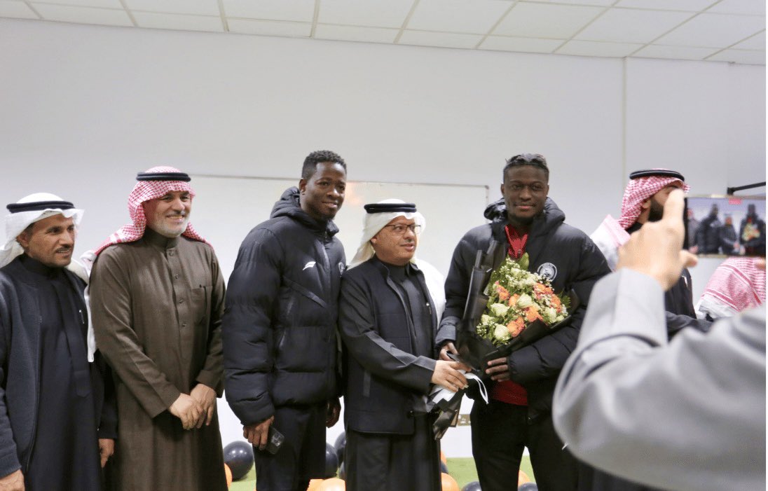 ArarclubFC's tweet photo. 📸 لحظات فخر عشناها مع نجمنا الكونغولي إيمانا بعد دخوله الإسلام واختياره اسم “محمد” 🤍 نسأل الله له الثبات والطمأنينة والسكينة .

ونُشرك في أجرها جميع الداعمين ومحبي النادي وجماهيرنا الوفية؛ تقديرًا لدعمهم ومساندتهم الدائمة لنا .

#نادي_عرعر 🦅 https://t.co/55WDV0qoS2