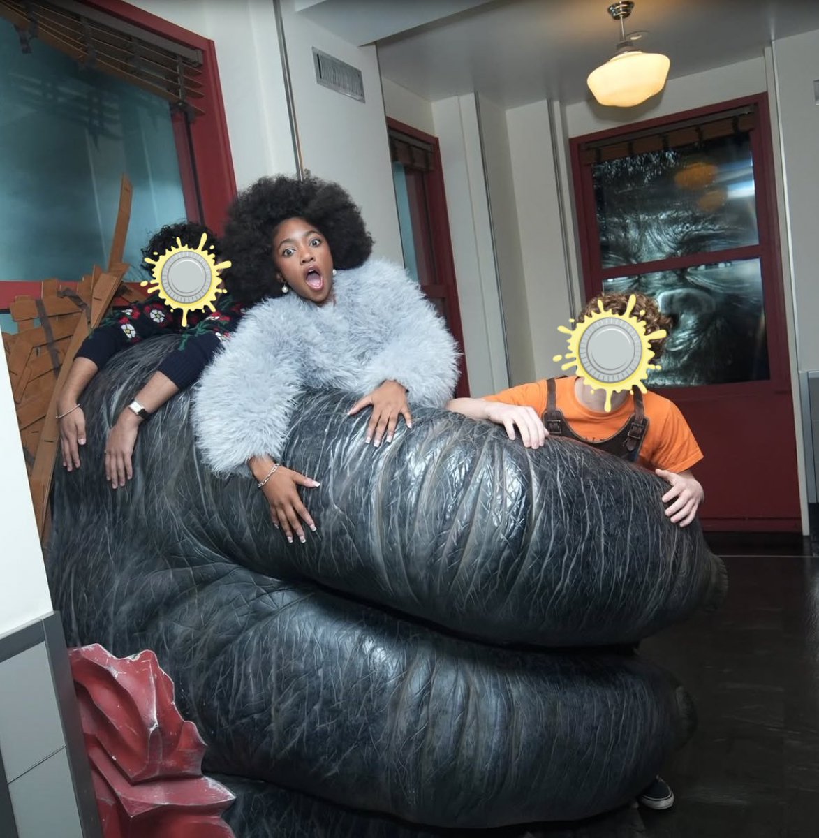 why is she 5 seconds old and three apples tall