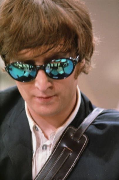 sgtrussells's tweet photo. john lennon photographed playing the organ keyboard (august 14th, 1965) https://t.co/dQ60nb0pOr
