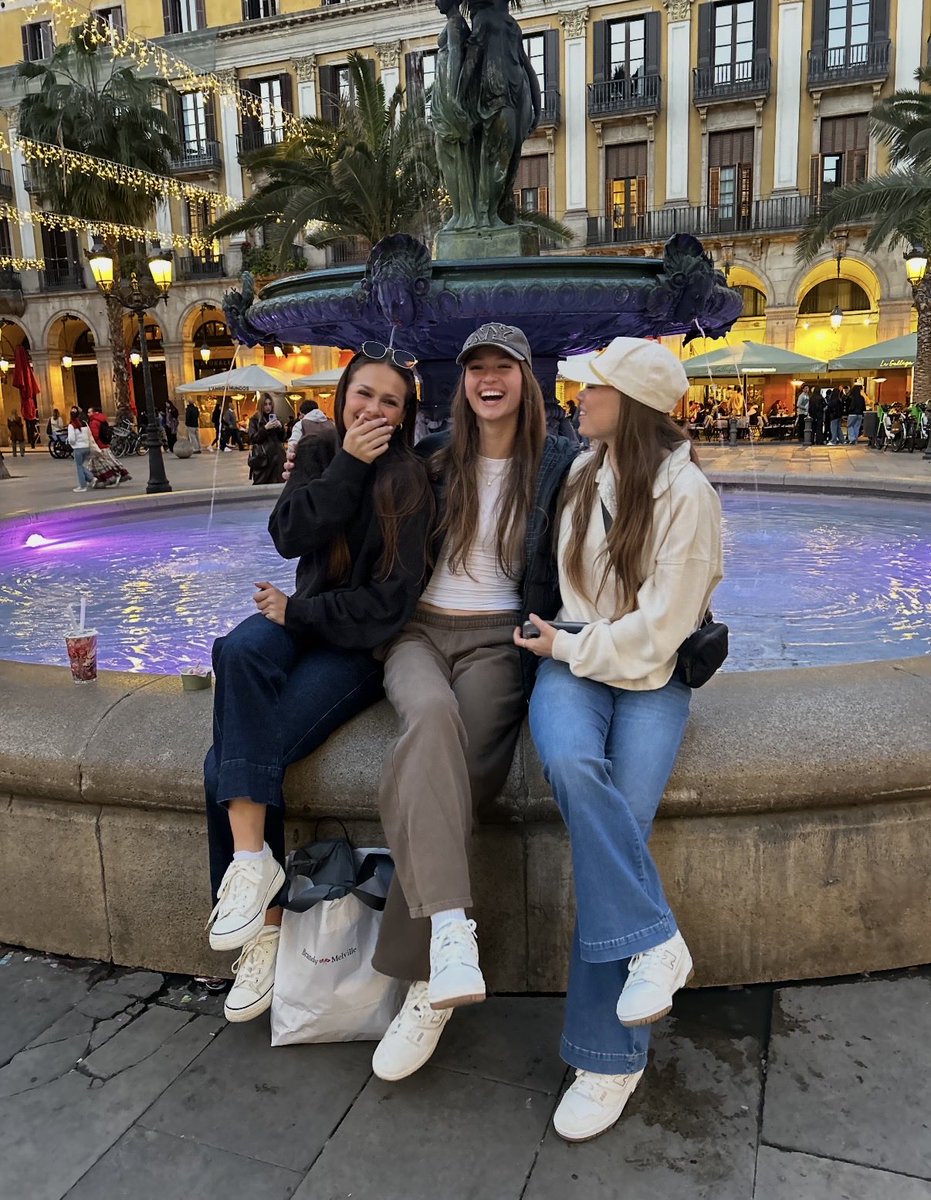 MercerWSoccer's tweet image. Day 4 🏬 🏞️❣️(2/2)

#GOBEARS | #MUWS | #Spain