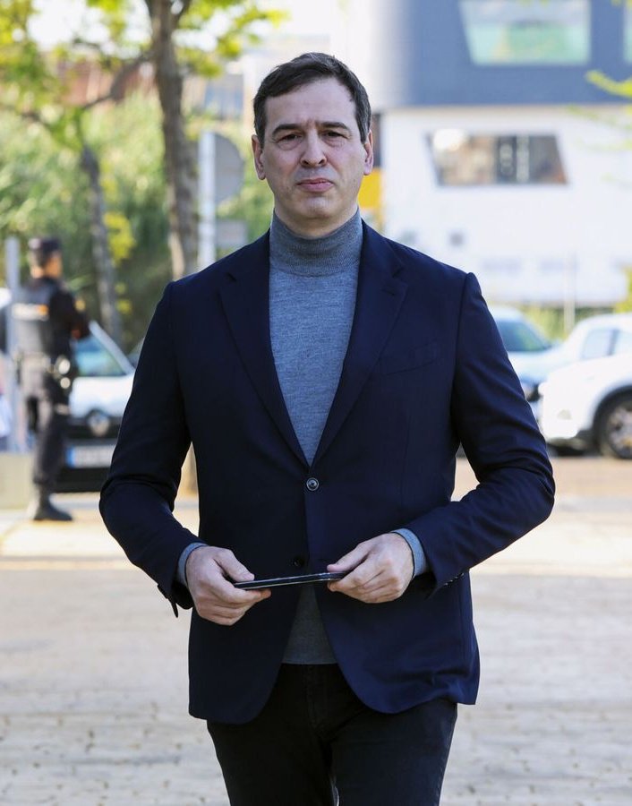 El hermano de Pedro Sánchez cobró 340.000 euros de la Diputación socialista de Badajoz sin saber dónde estaba su oficina y sin ir trabajar ni un puto día.

¡Pagas TÚ!