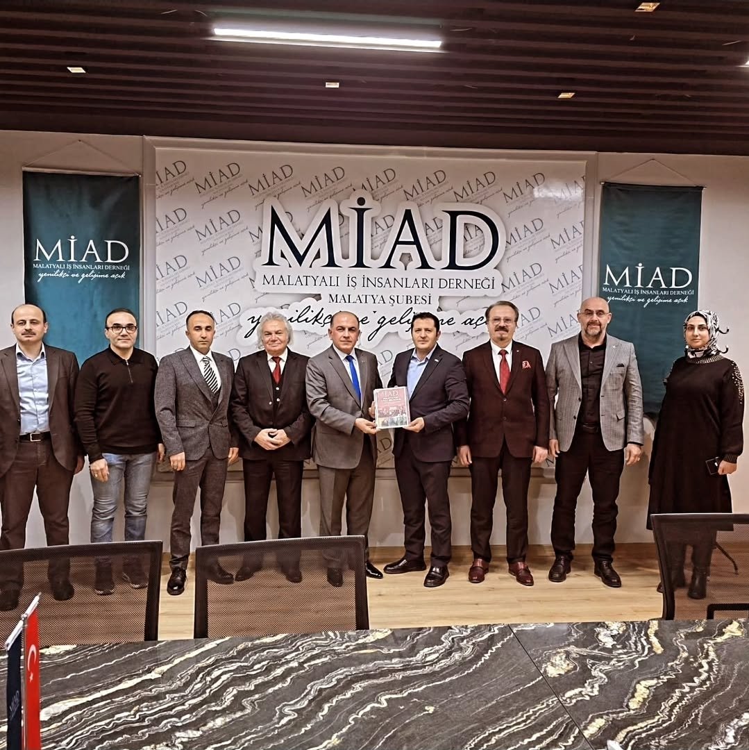usiadmalatya's tweet photo. Uluslararası Sanayici ve İş İnsanları Derneği (USİAD) heyeti, Malatya İş Adamları Derneği (MİAD) Malatya Şubemizi ziyaret etti.
Görüşmede bölgesel ve dış ticaret ele alındı. Ortadoğu’ya yönelik iş birliği vurgulandı.
Ziyaret hatıra fotoğrafı ile sona erdi.
#miad #usiad https://t.co/NZGBqaAmDJ
