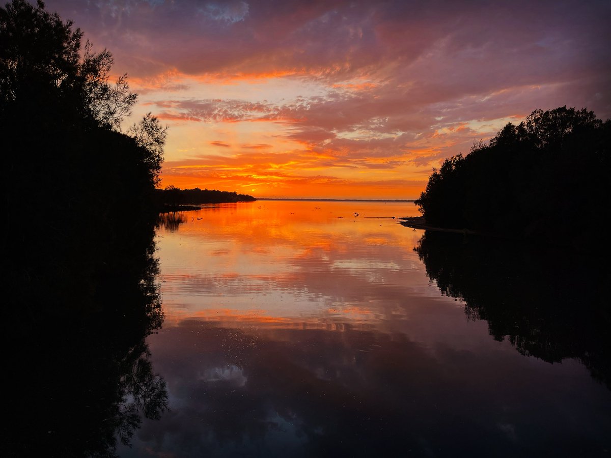 Happy hump day.

#sunrise #LakeIllwarra #Wollongong