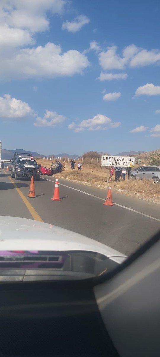 clamorsocialx's tweet photo. #Oaxaca /Libramiento a #Ocotlan Km 14+300 accidente, corporaciones GN y Vial Estatal en el lugar 📸 aficionado https://t.co/FjQBc3TSA0