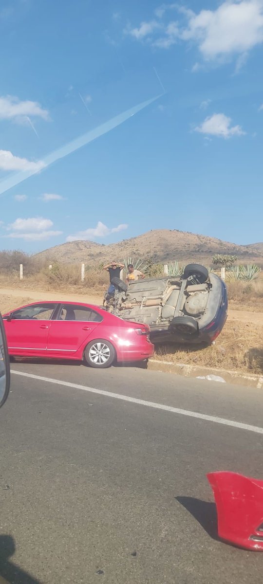 clamorsocialx's tweet photo. #Oaxaca /Libramiento a #Ocotlan Km 14+300 accidente, corporaciones GN y Vial Estatal en el lugar 📸 aficionado https://t.co/FjQBc3TSA0
