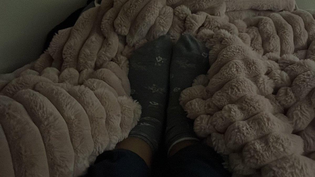 PrincessRosellx's tweet photo. Cutie socks on cute duvet https://t.co/vGqbGiV01P