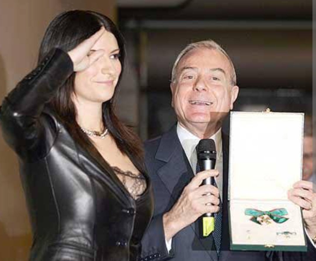 Comunque è cosa giusta ricordare che #laurapausini la conduttrice di #Sanremo2026 è Commendatore della Repubblica italiana. 
Titolo conferito il 4 Marzo di 20 anni fa.
