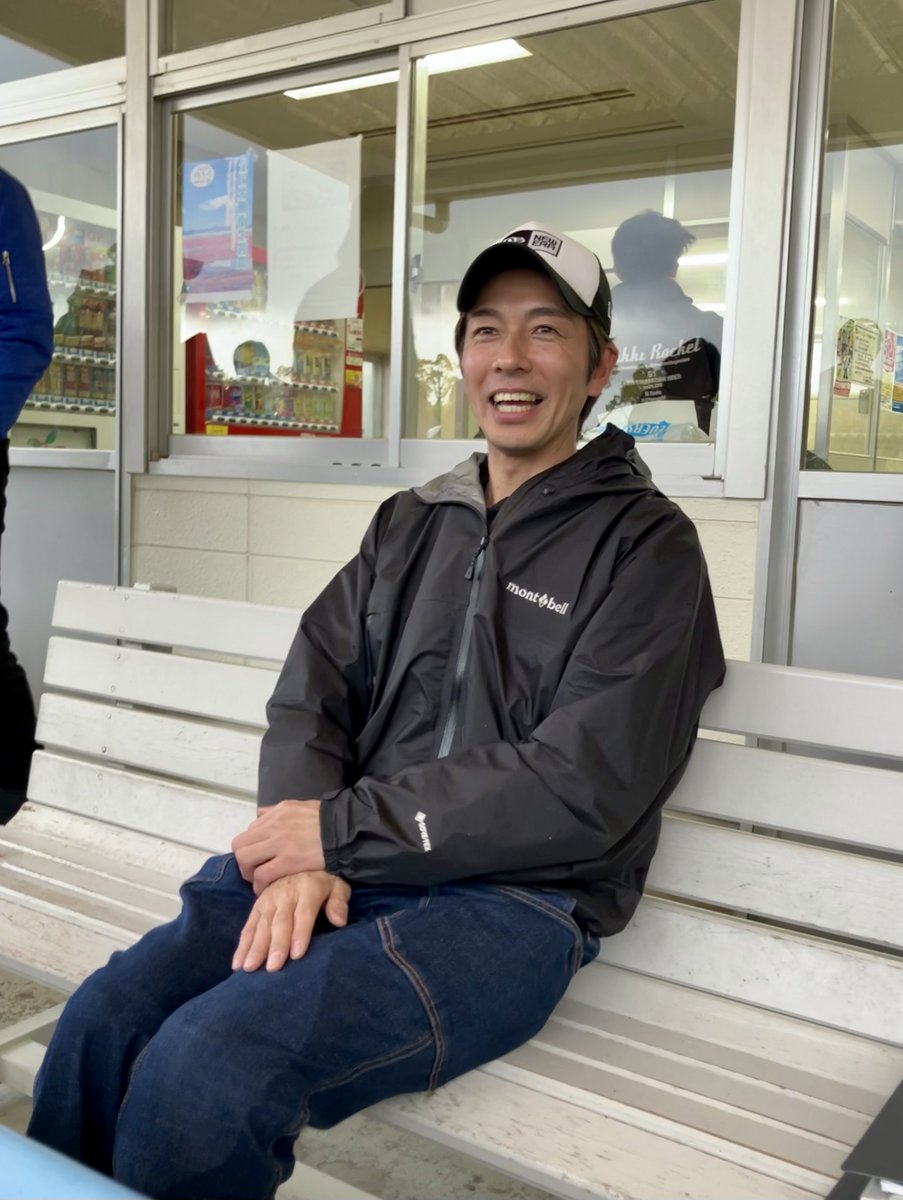 栗東トレセンに和田竜二〝元騎手〟〝新調教師〟の姿が。
「今週の騎乗馬ゼロです（笑）」
明るいいつもと笑顔でした。
ひとまず、お帰りなさい！
#和田竜二 #騎手 #調教師 #ＪＲＡ