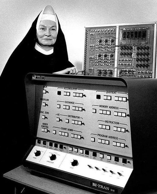 Fluyeporlaweb's tweet photo. En 1965, una monja con hábito recibió el primer doctorado en Ciencias de la Computación dado a una mujer en EE.UU.

Le habían dicho que los laboratorios eran "solo para hombres."

Entró igual.

La hermana Mary Kenneth Keller no solo rompió esa puerta.

Ayudó a construir BASIC, el lenguaje que hizo la programación accesible para millones. 

Fundó el primer departamento de Ciencias de la Computación en una universidad femenina. 

Creó una asociación que aún existe hoy.

Todo esto mientras vestía hábito de monja.

La gente que te dice que no encajas en un sitio… suele ser la misma que más tarde estudia en los departamentos que tú fundaste.