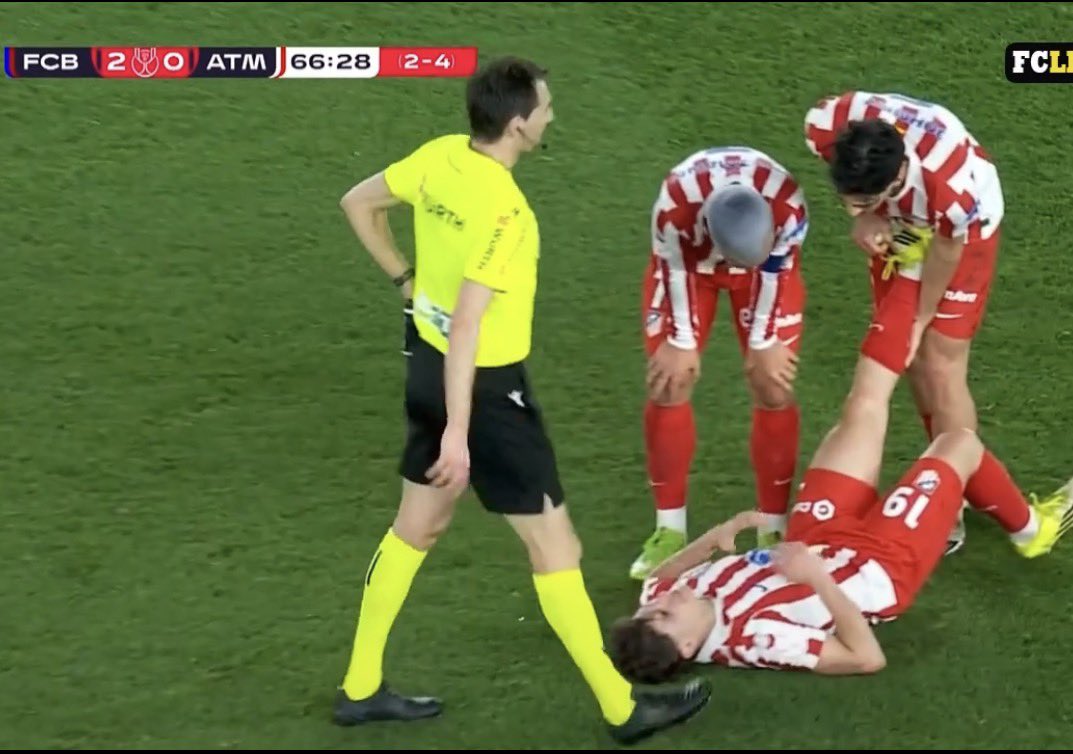 Primera vez en la historia que Julian Alvarez se acalambra

Y esto paso porque el cornudo lo puso de LATERAL. Basta de arruinar el futbol Simeone